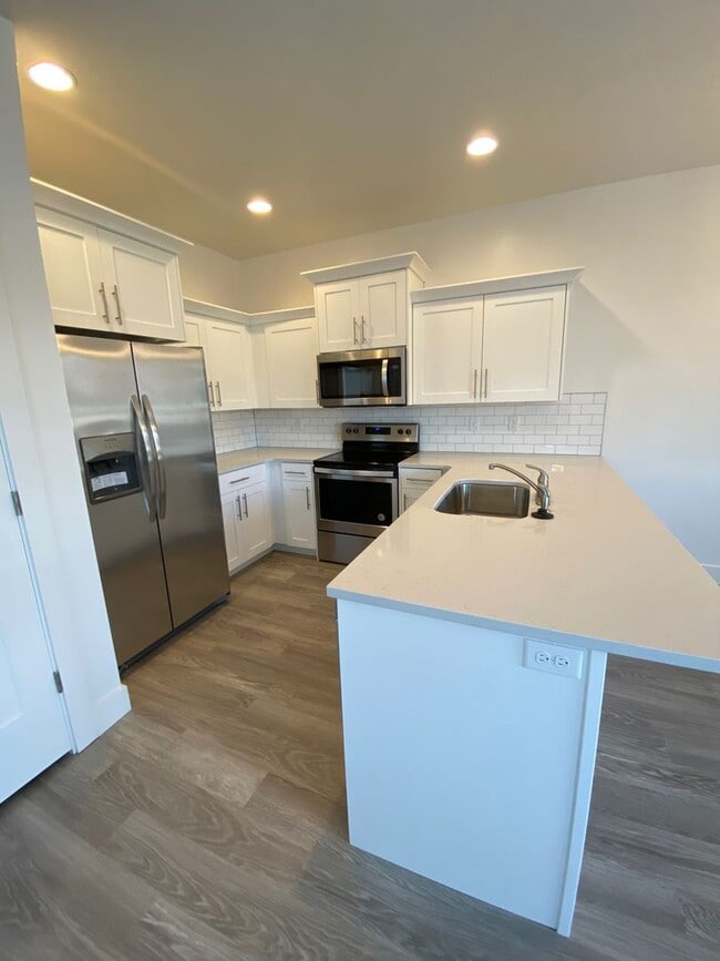 Building Photo - Beautiful 3 Bed, 2.5 Town Home! Available ...