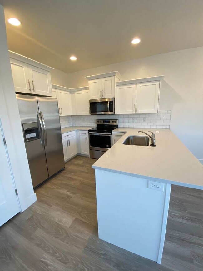 Foto del edificio - Beautiful 3 Bed, 2.5 Town Home! Available Now! See Our 3D Tour of This Property! Available on Jun...