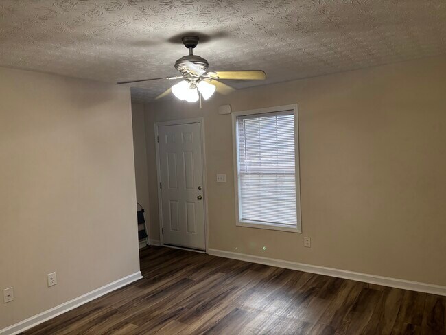 Puerta principal - 97 Lily Dr Apt I, Lily Drive Apartments