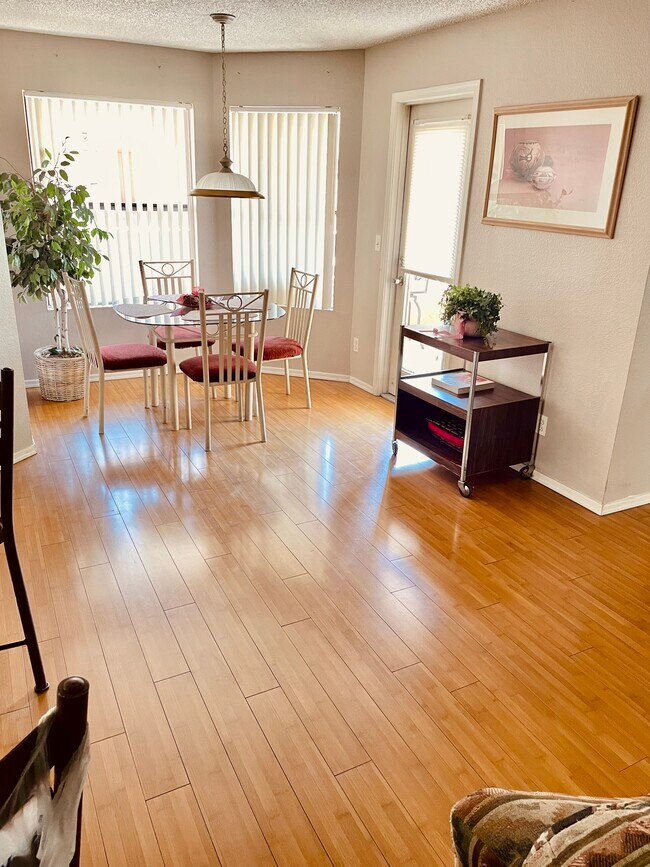 Foto del edificio - 4850 E Desert Cove Ave