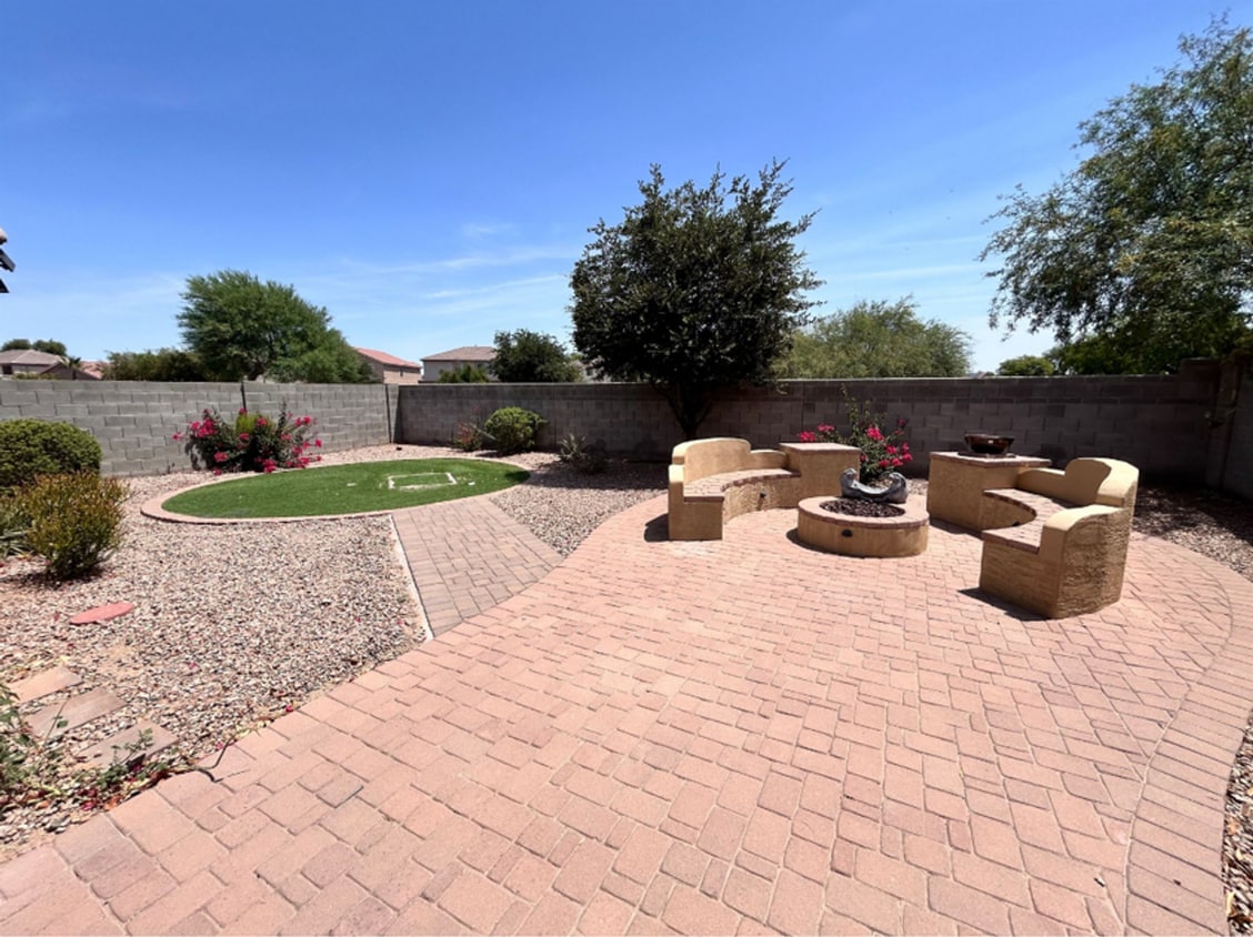 Primary Photo - 4 bed with sleek backyard!