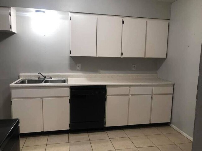 Building Photo - 409 Maple St