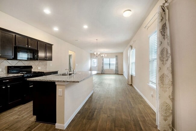 Building Photo - Immaculate 3 Bedroom, 2 Bath Home Near Gig...