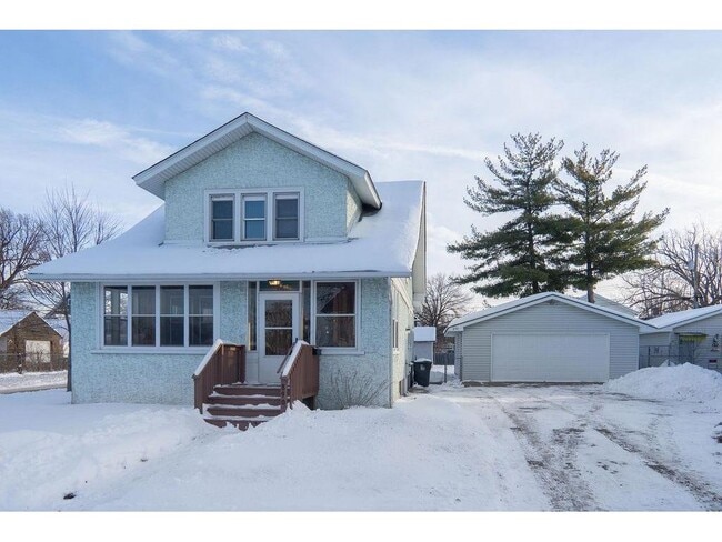 Building Photo - 890 Arkwright St N