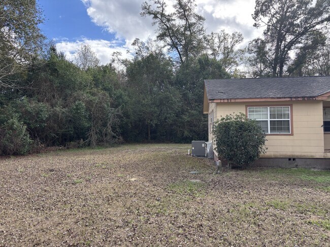 Foto del edificio - 12 Howell Rd