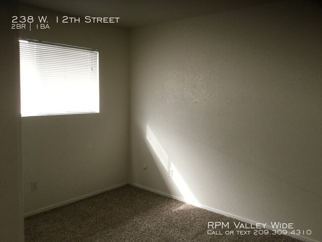 Building Photo - 2 Bedroom Apartment Available Now!