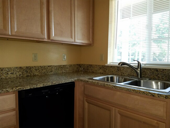 Foto del edificio - 243-245 Deadmond Ferry Rd