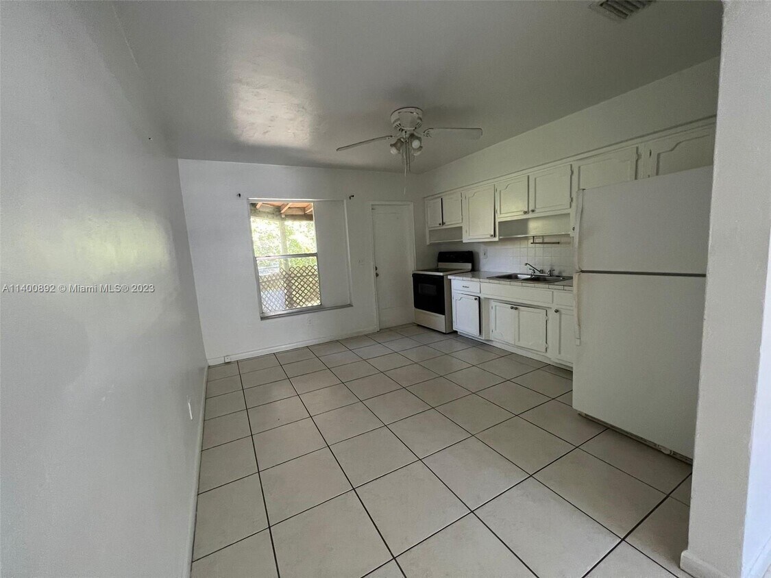 2210 NE 170th St Unit 4, North Miami Beach, FL 33160 Room for Rent in