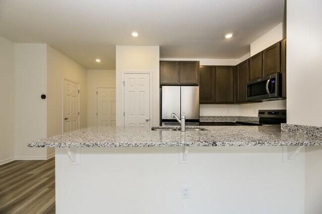 Foto del edificio - Spacious Townhome Now Available! 3 Bed/2.5 Bath, Lawncare Included, Garage, Near Treaty Part!