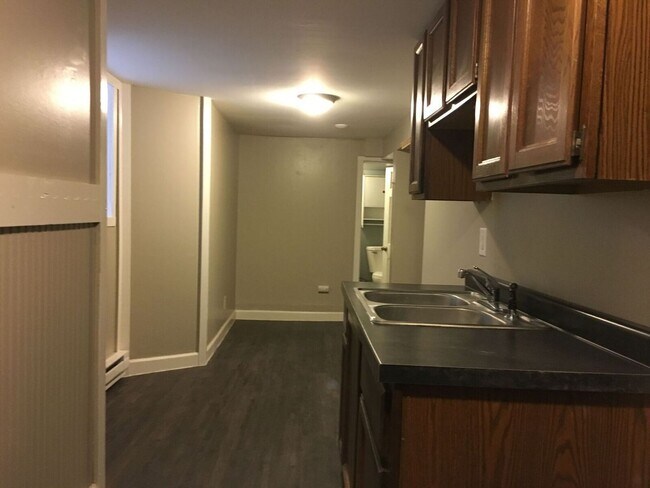 Foto del edificio - AVAILABLE SEPTEMBER 1st - 1 Bed 1 Bath Efficiency Apt across from Portland Square Park