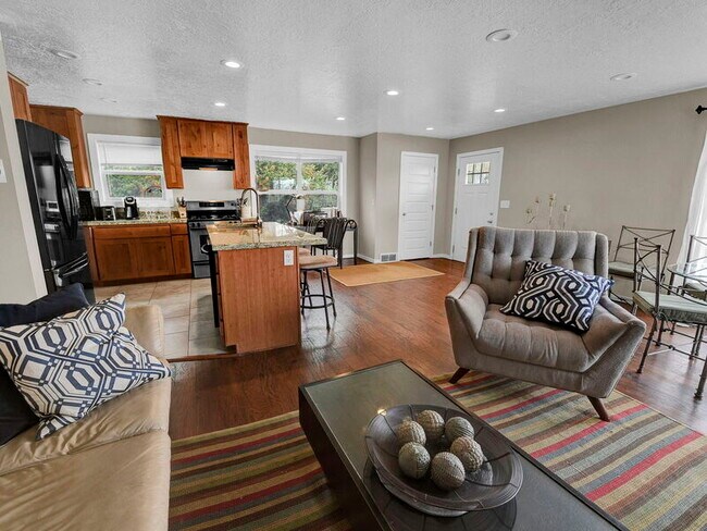 Foto del edificio - 1249 E Harrison Ave