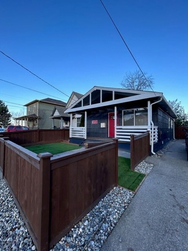 Foto principal - Completely Remodeled 2 BR/2 BA House avail...