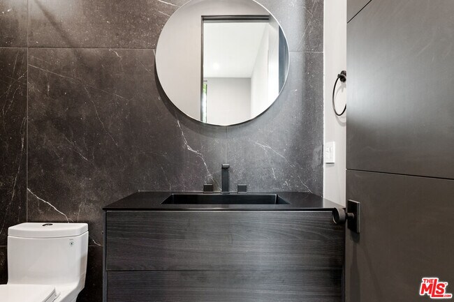 Building Photo - 738 N Harper Ave