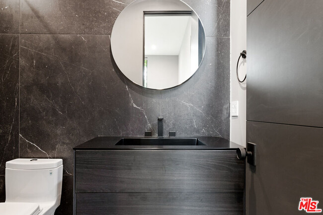 Foto del edificio - 738 N Harper Ave