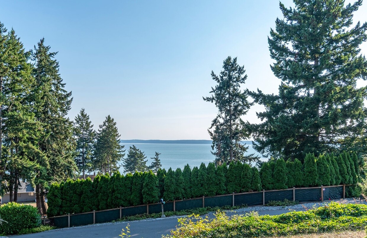 Primary Photo - Beautifully Updated 3+ Bedroom Water View ...