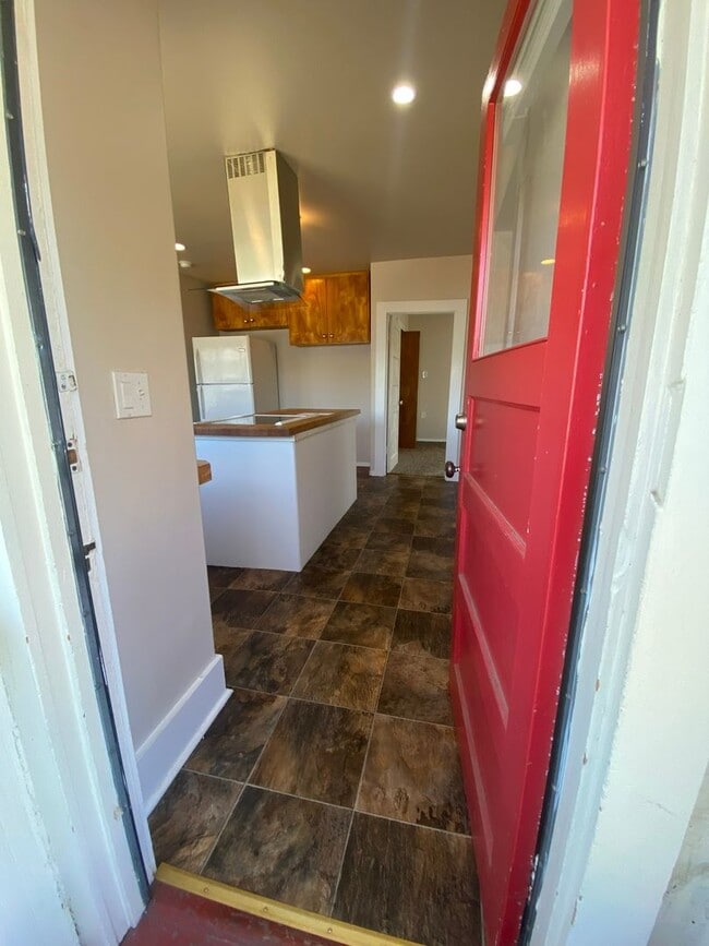 Building Photo - 2 Bed, 1 Bath House with Laundry Across fr...
