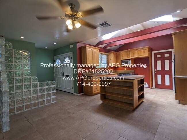 Building Photo - Impressive 3 bedroom / 3 bathroom Ranch st...