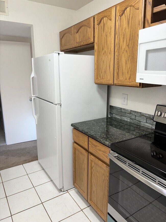 Foto del edificio - **COZY 2 BEDROOM/1 BATHROOM/GARAGE CONDO I...
