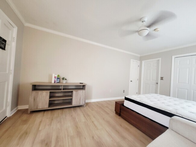 Foto del edificio - 2305 Whispering Pines Dr