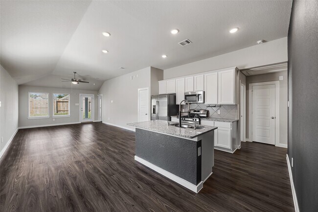 Building Photo - 915 Silver Birch Br