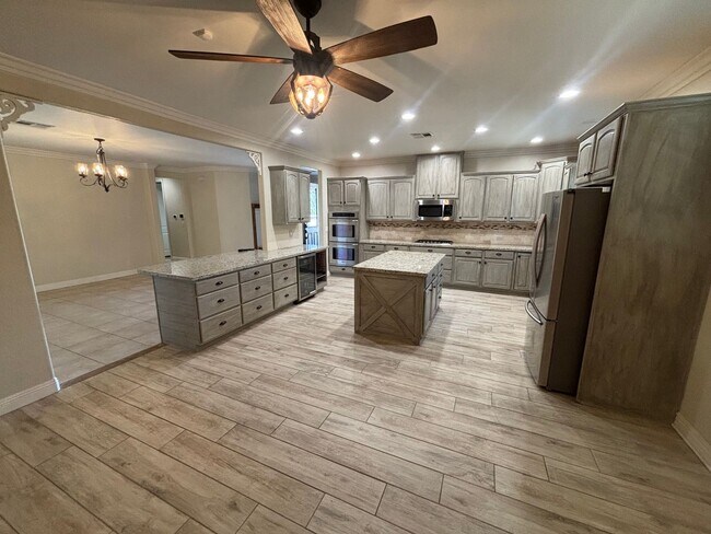 Foto del edificio - 4-Bedroom Single-Story Home with Solar & RV Parking