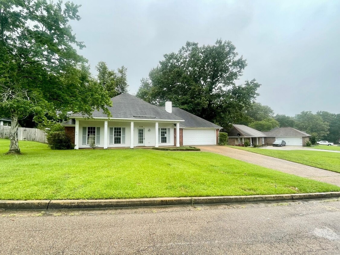Building Photo - 3/2 For Rent in Madison!