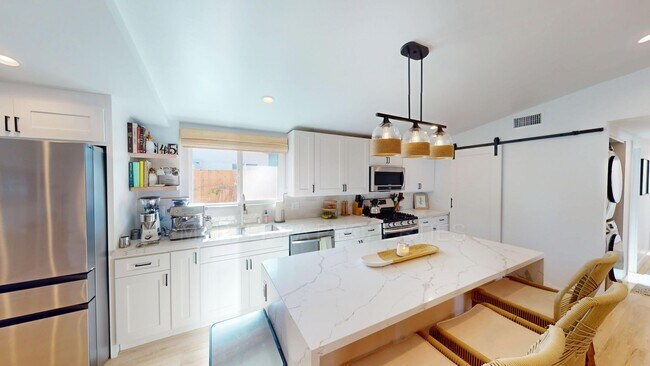 Foto del edificio - Beautiful Home In Costa Mesa