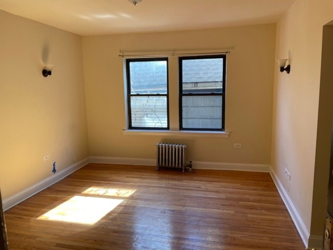 Building Photo - NEWLY REHABBED COZY STUDIO IN LINCOLN PARK...