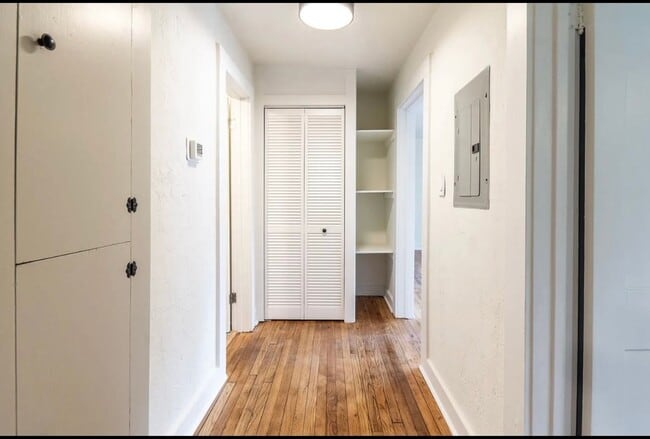 Foto del edificio - Recently Renovated 2 Bedroom Apartment in ...