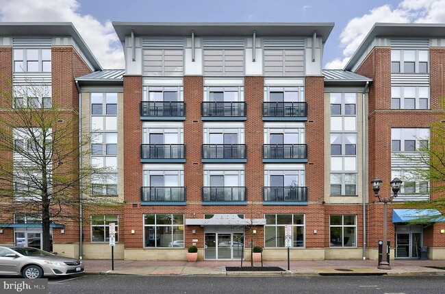 Trendy condo w/ctr courtyard, gym, gar. pkg. from desk & bus. ctr. - 1800 Wilson Blvd