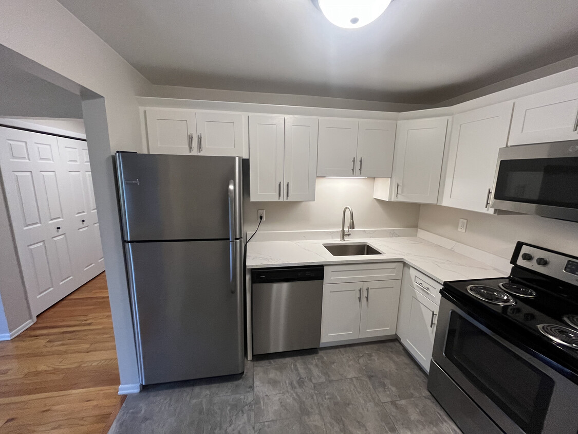 Primary Photo - Brafferton Square Apartments