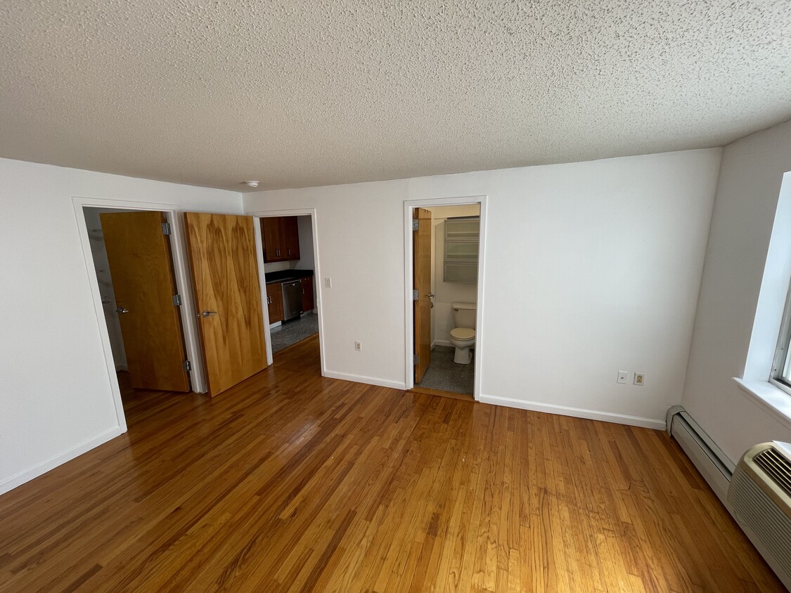 Primary Bedroom - 184 Pequot Ave