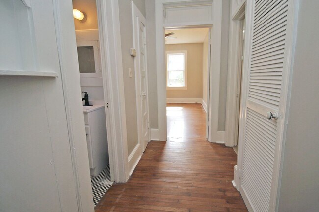 Foto del edificio - RENOVATED ONE BEDROOM, ONE BATH DUPLEX APARTMENT – AVAILABLE JULY 14TH!