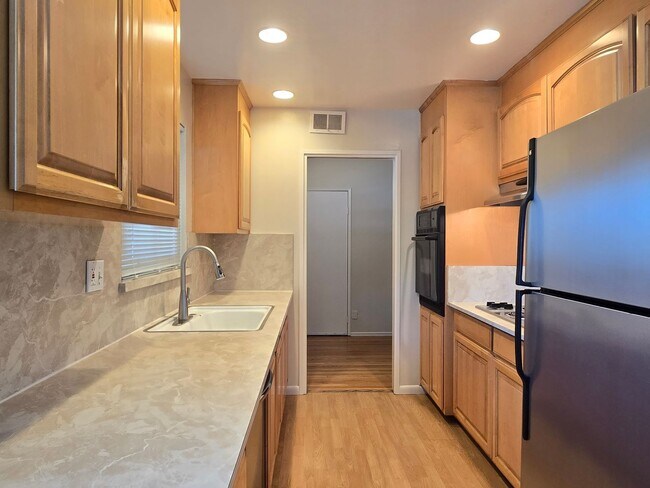 Foto del edificio - Spacious Split Level Home, Wood Floors, Fr...