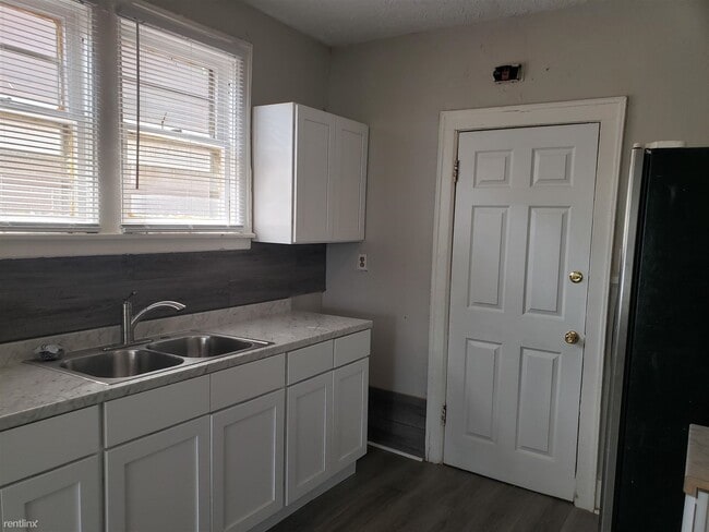 Building Photo - 3 br, 1 bath Duplex - 2958-2960 Tyler St. ...