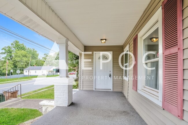 Building Photo - 1218 E Washington St