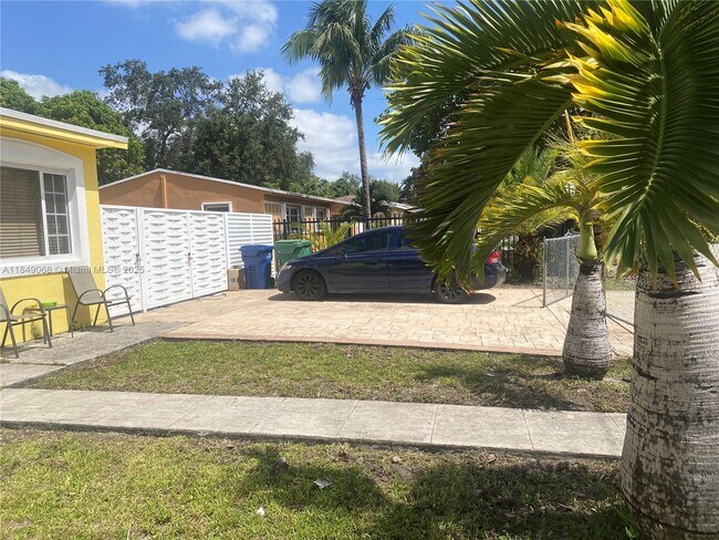 Building Photo - 10440 NW 28th Ct