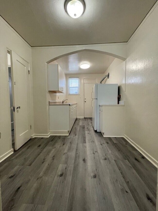 Foto del edificio - Quaint Studio, Freshly Painted, with modern fixtures, with front and back entrance,