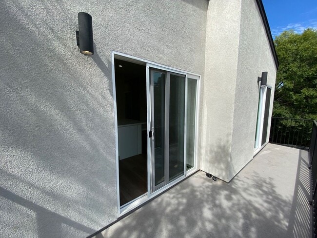 Building Photo - 5407/5409 Baja Dr.