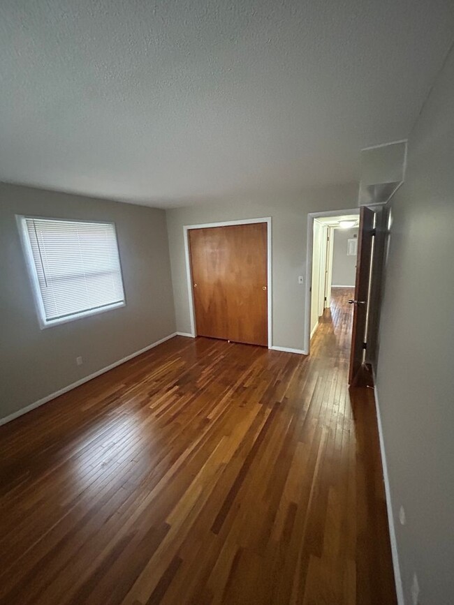 Building Photo - 2 bed 1 bath apartment, hardwood floors, l...