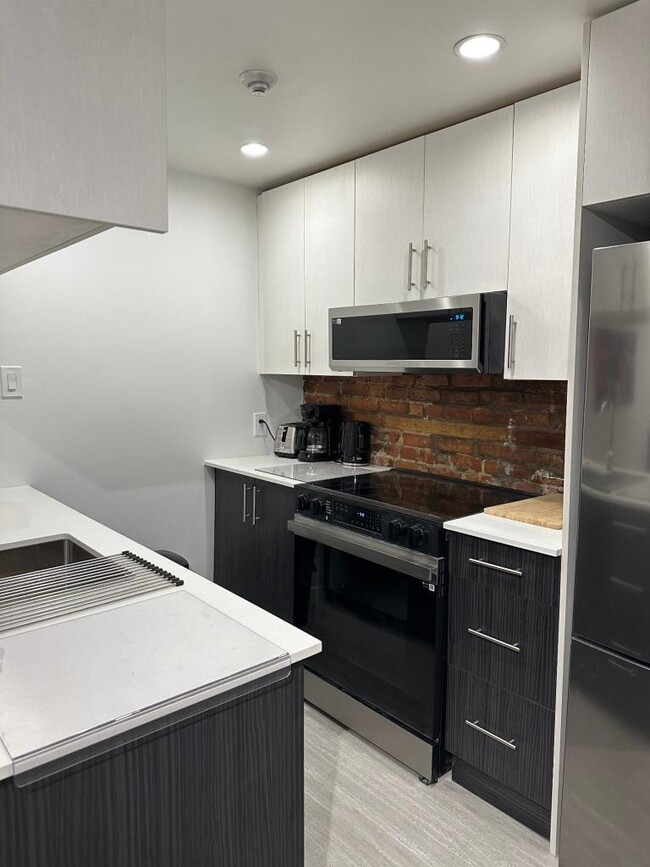 Building Photo - 1711 Saint Denis St