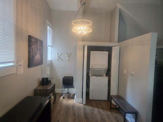 Building Photo - "2-Bed Apartment on South Brook St, Louisville!"