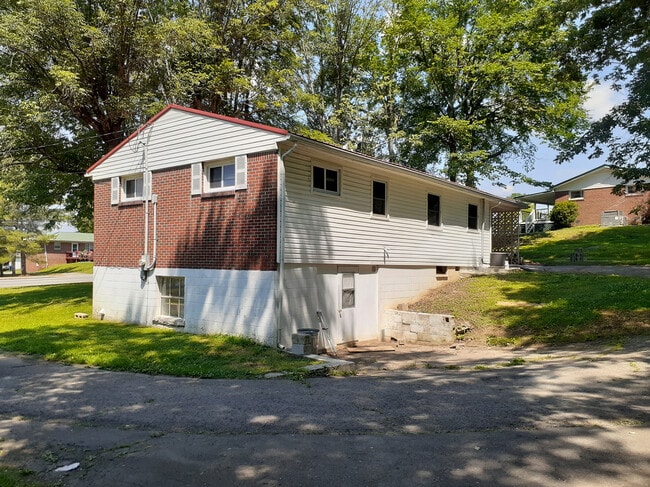 Building Photo - 707 S McCrary St