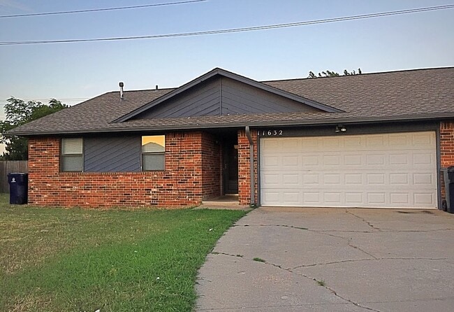 Foto del edificio - 3 Bed/ 2 Bath/ 2 Car Garage Duplex in Putnam City Schools