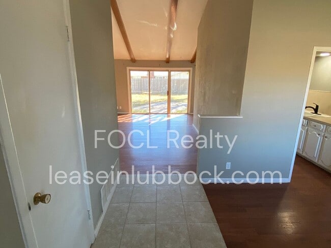 Building Photo - 3 bed 2 bath