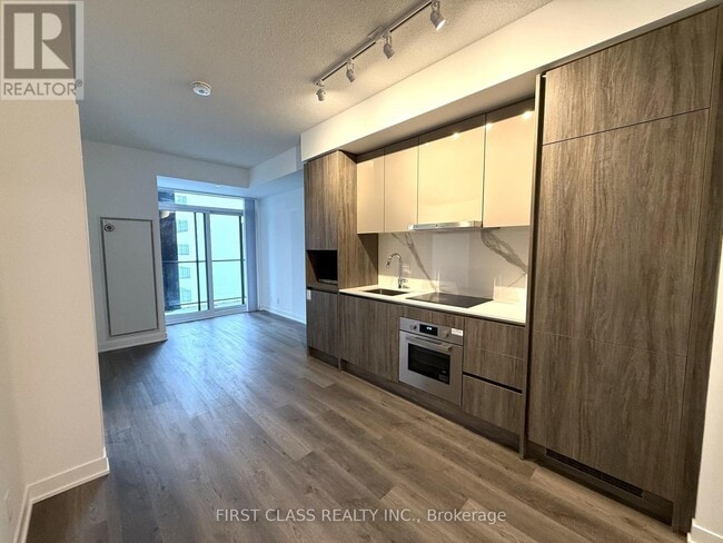 Building Photo - 180 Front St E