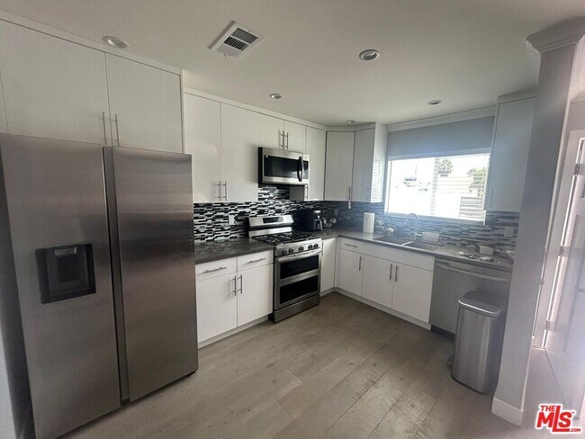 Foto del edificio - 11245 Lull St