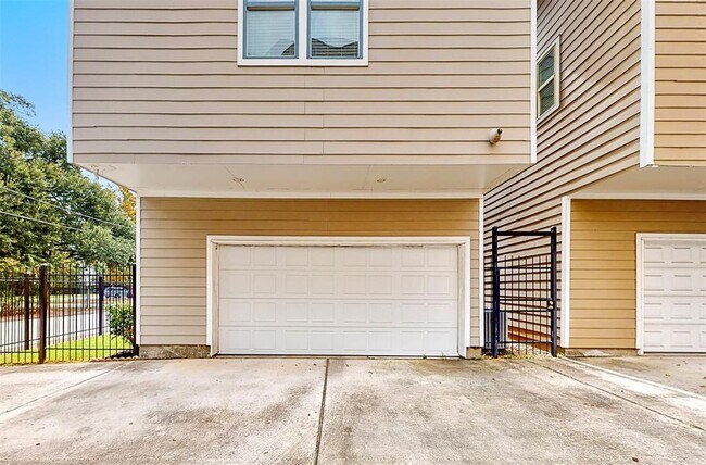 Building Photo - 2104 State St