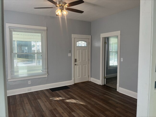 Building Photo - Adorable updated home in Moline!
