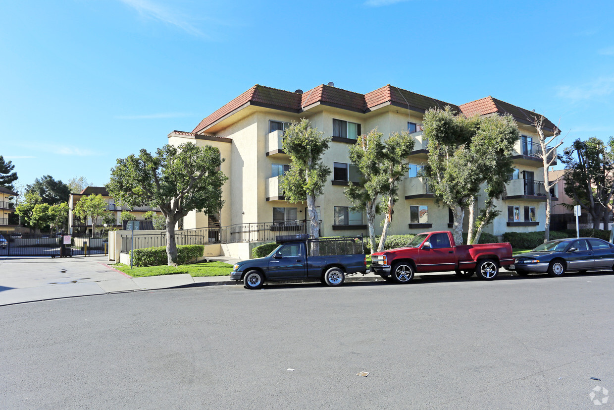 Primary Photo - Edinger View Apartments